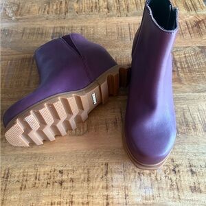 Sorel NWOT Women's burgundy Ankle Boots